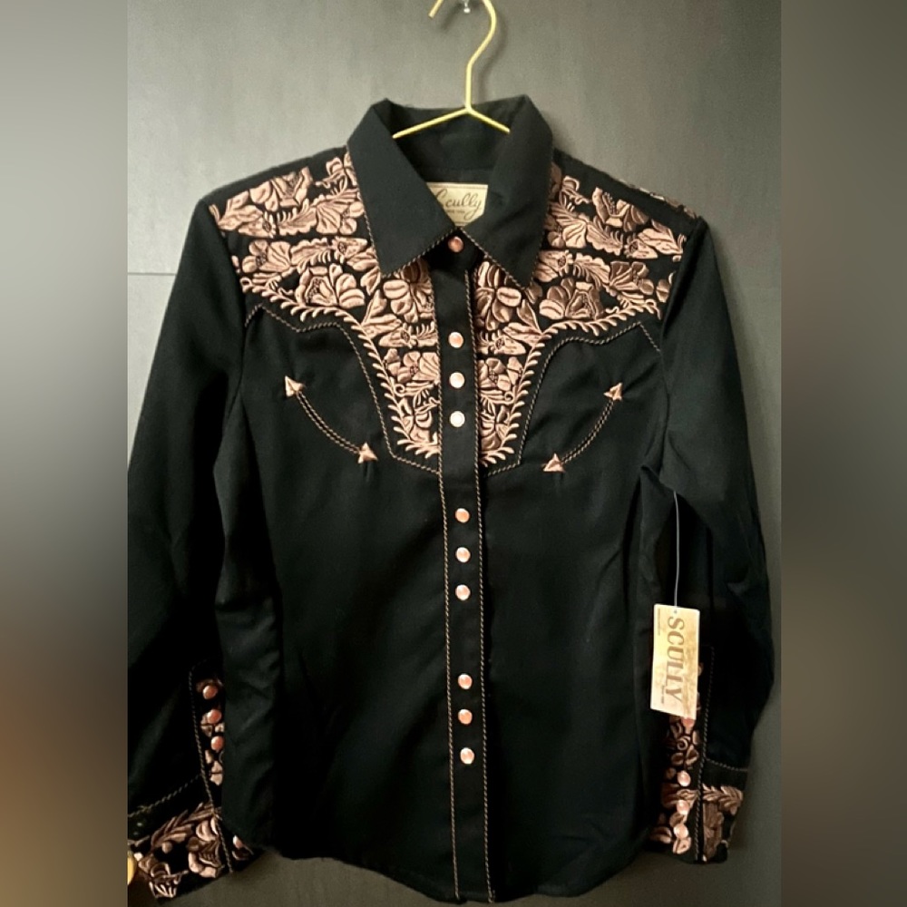 BNWT, Women’s black floral tooled embroidered western shirt. Sz Small
